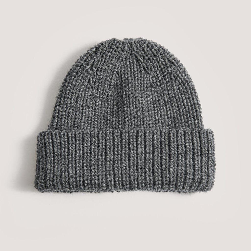 Revista de patrones de tejido Made by Me Men número 3 de Rico Design, mostrando a un hombre usando un gorro y bufanda tejidos a mano.