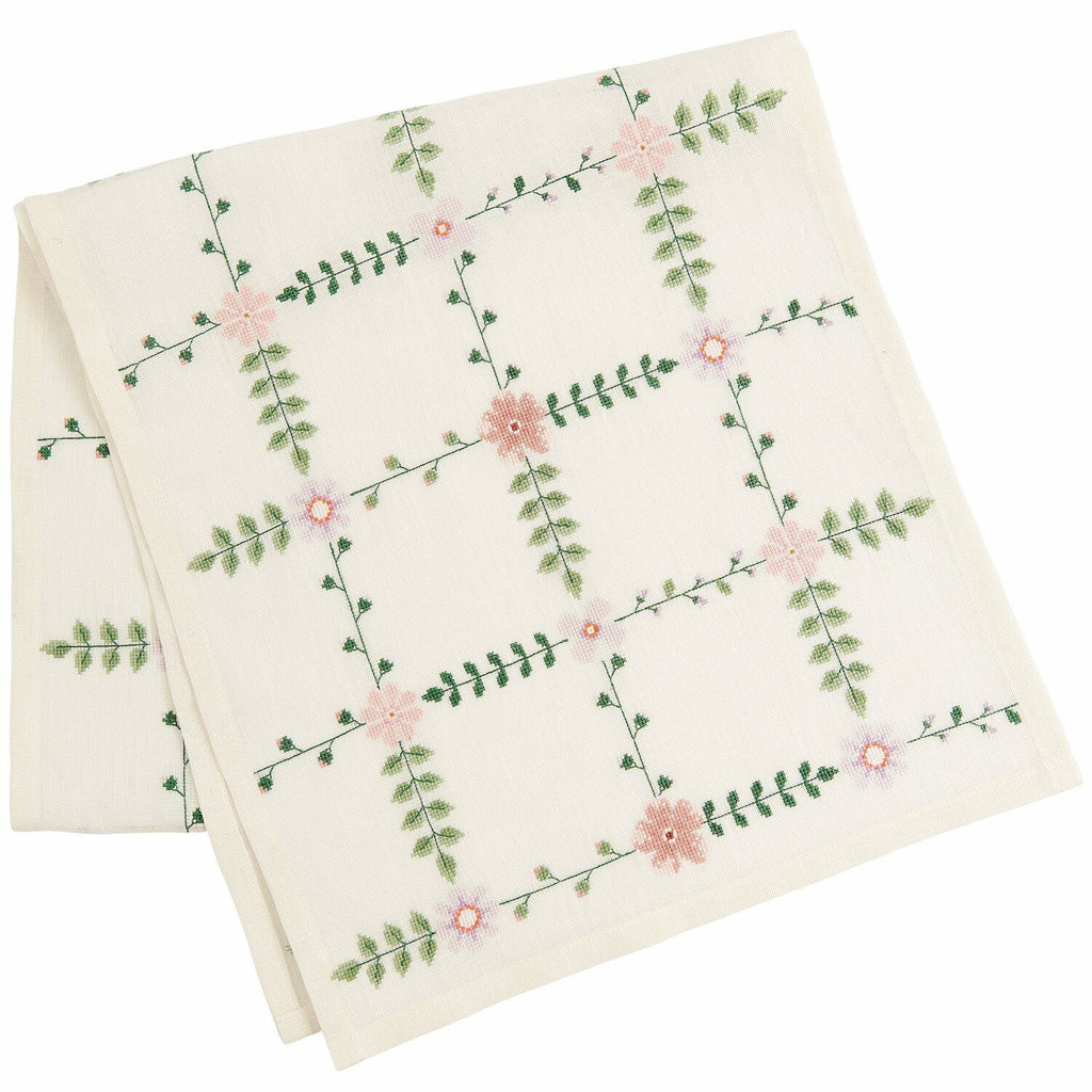 Camino de mesa blanco de 42x164cm bordado a punto de cruz con delicadas flores silvestres en tonos rosa y verde, parte del kit de Rico Design.