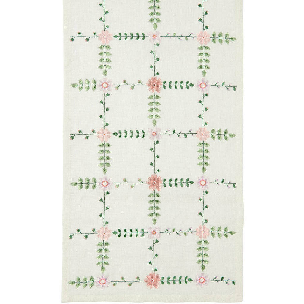 Camino de mesa blanco de 42x164cm bordado a punto de cruz con delicadas flores silvestres en tonos rosa y verde, parte del kit de Rico Design.