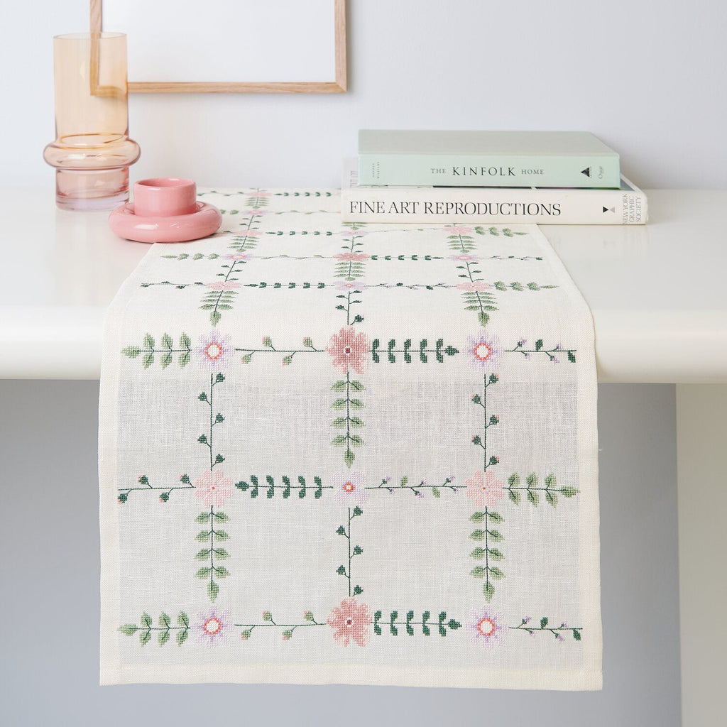 Kit de Bordado Punto Cruz <br> Camino de Mesa con Flores Silvestres