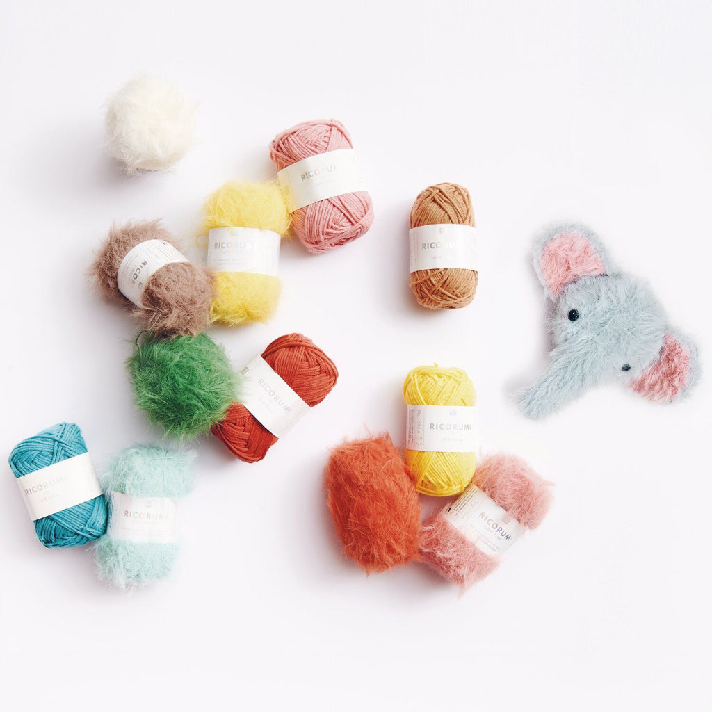 Libro de patrones Ricorumi "Furry Animals" de Rico Design, mostrando animalitos amigurumi tejidos con lanas de textura peluda y suave.