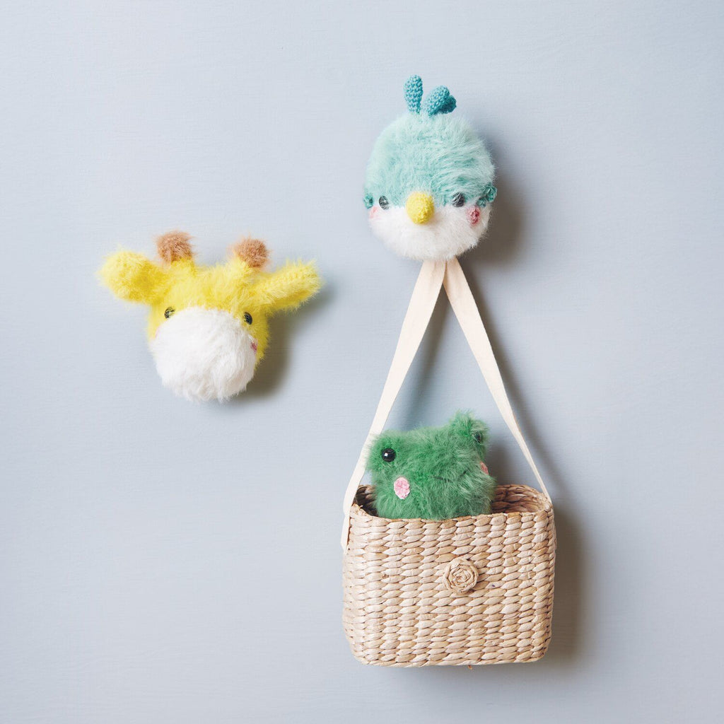 Libro de patrones Ricorumi "Furry Animals" de Rico Design, mostrando animalitos amigurumi tejidos con lanas de textura peluda y suave.