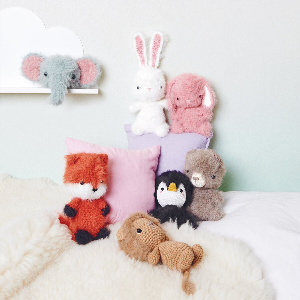 Libro de patrones Ricorumi "Furry Animals" de Rico Design, mostrando animalitos amigurumi tejidos con lanas de textura peluda y suave.