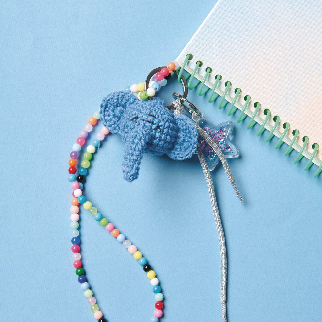 Libro de patrones Ricorumi "Rico Chingus" de Rico Design, mostrando varios amigurumis pequeños estilo kawaii tejidos a crochet.