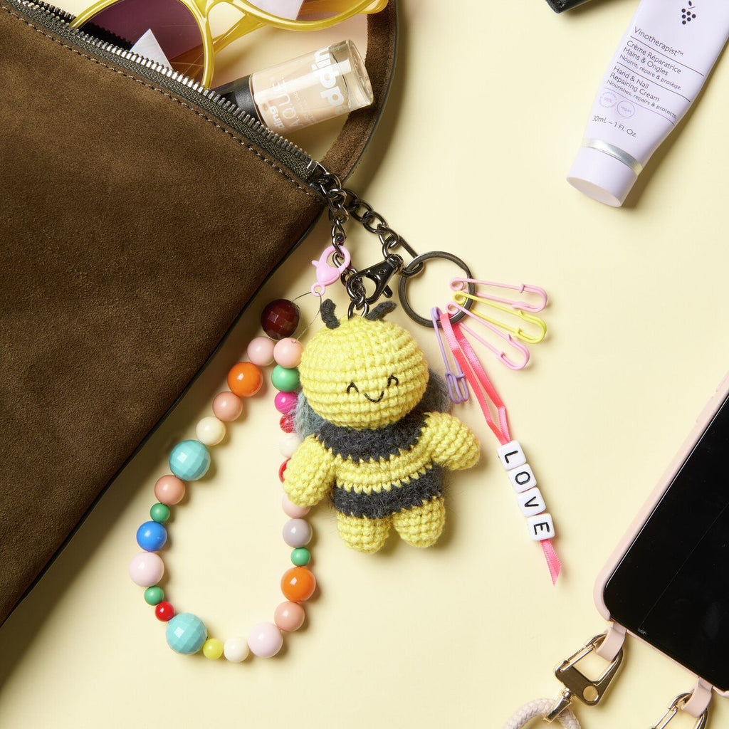 Libro de patrones Ricorumi "Rico Chingus" de Rico Design, mostrando varios amigurumis pequeños estilo kawaii tejidos a crochet.
