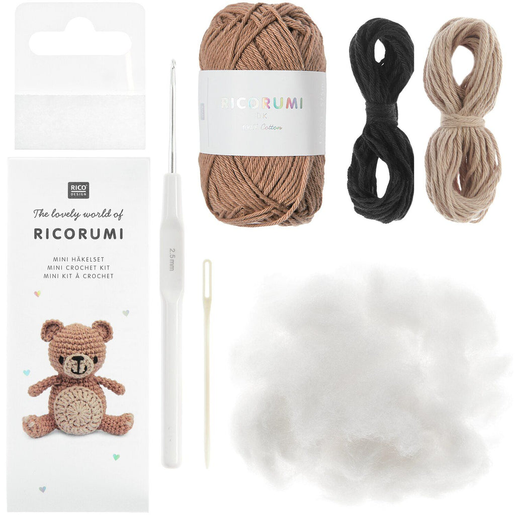 Caja blanca del Kit de tejido Amigurumi Mini Easy de Rico Design mostrando un pequeño oso de peluche tejido a crochet en color beige.