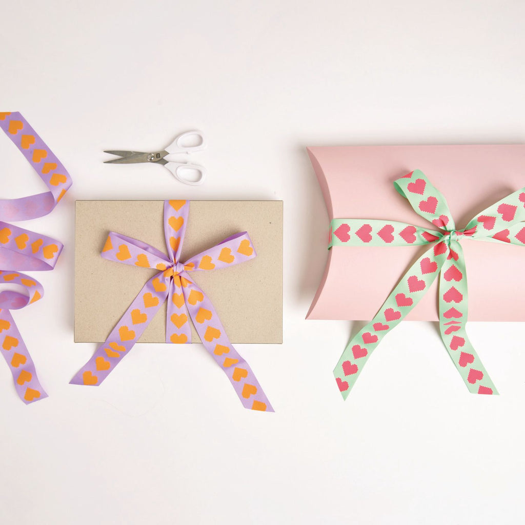 Cinta de Tafetán Para Regalos y Decoraciones <br> Colección "Pixel Hearts," 38mm/3 metros (Elegir Color)