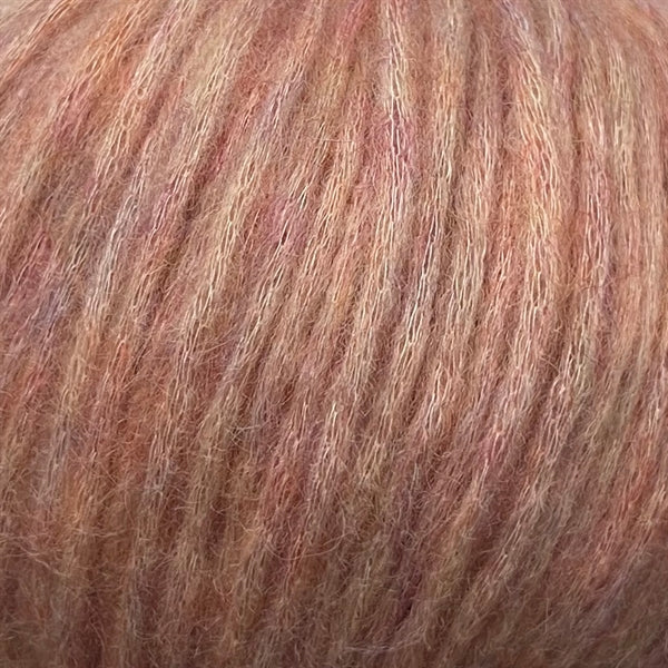 Ovillo de lana soplada Snefnug Watercolor de CaMaRose de 50 gramos, mostrando su textura suave y esponjosa con efecto de color jaspeado acuarela.