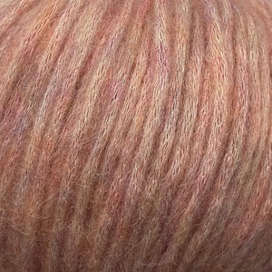 Ovillo de lana soplada Snefnug Watercolor de CaMaRose de 50 gramos, mostrando su textura suave y esponjosa con efecto de color jaspeado acuarela.