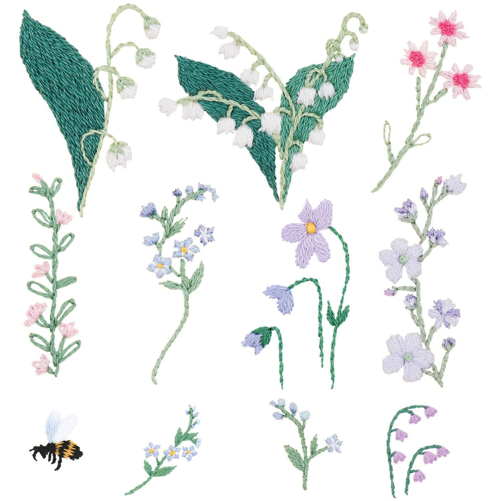Set de 21 plantillas mágicas hidrosolubles Stick and Stitch Flowers and Bee de Rico Design con pequeños motivos de flores y abejas para bordar sobre ropa.