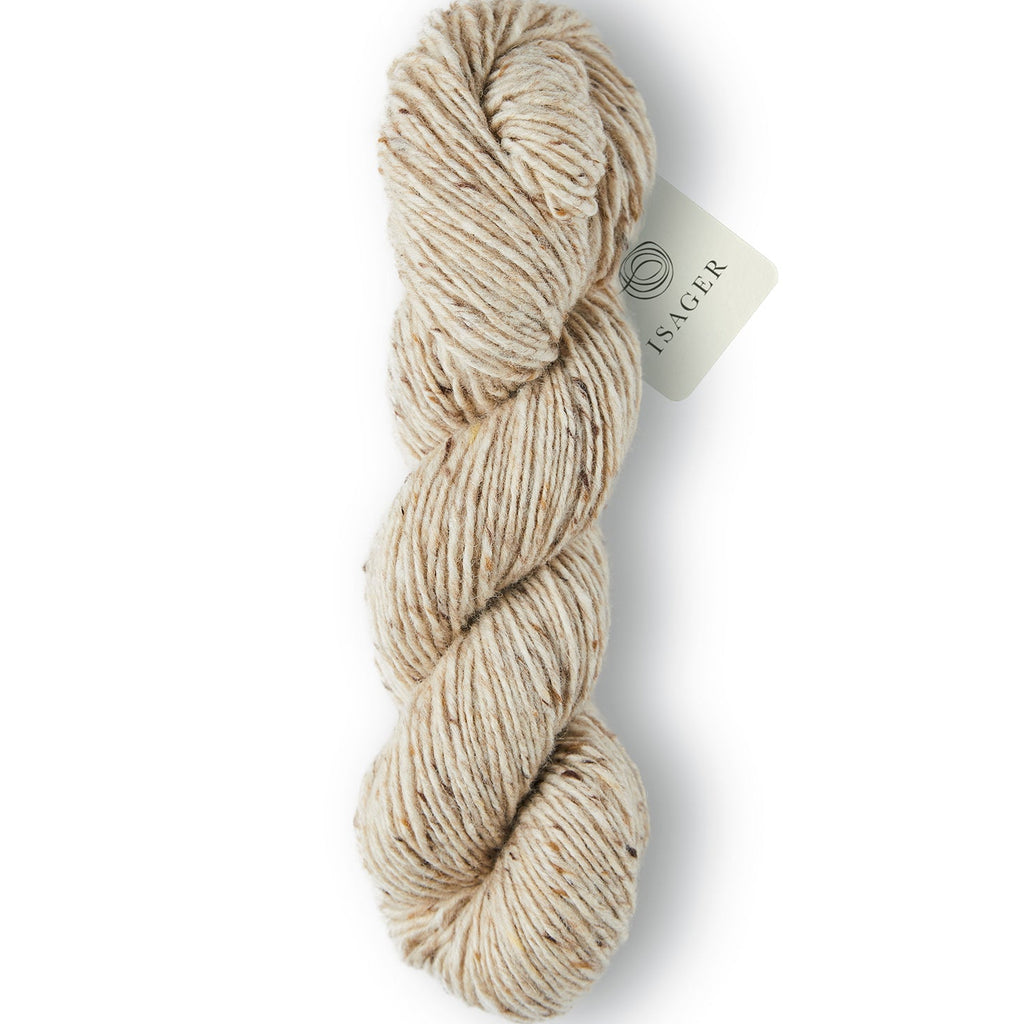 Madeja de lana gruesa Aran Tweed de Isager, hilado rústico 100% natural con pequeñas motitas de color estilo tweed.