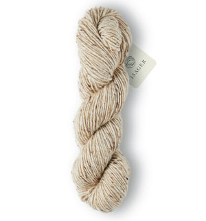 Madeja de lana gruesa Aran Tweed de Isager, hilado rústico 100% natural con pequeñas motitas de color estilo tweed.