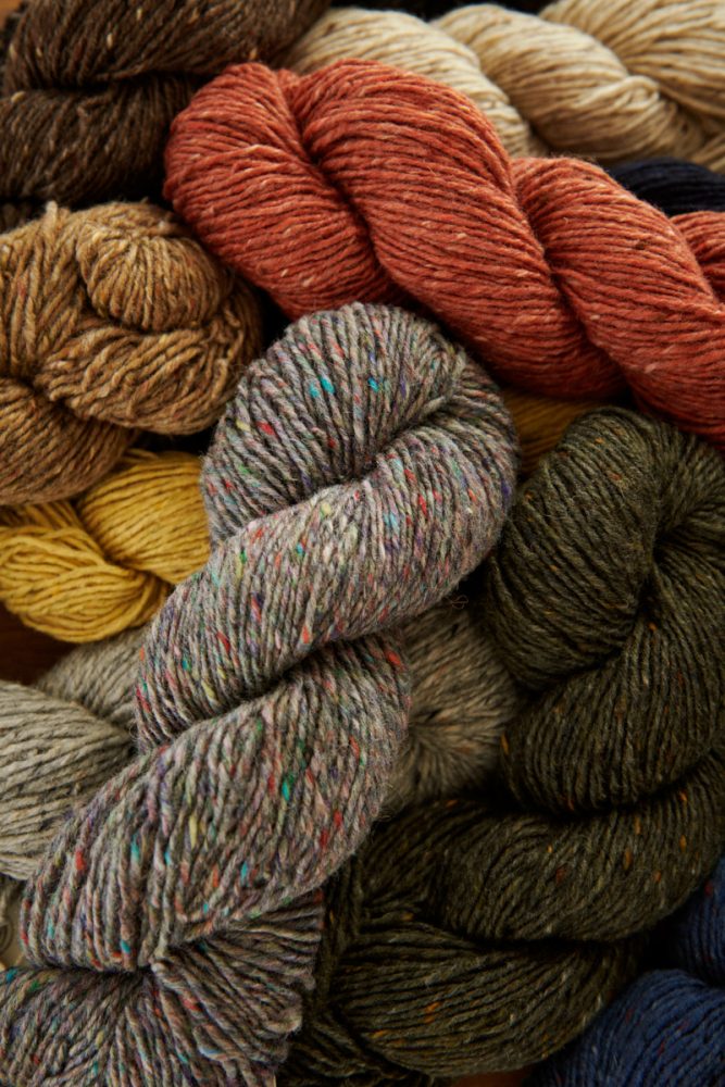 Madeja de lana gruesa Aran Tweed de Isager, hilado rústico 100% natural con pequeñas motitas de color estilo tweed.