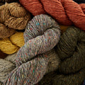 Madeja de lana gruesa Aran Tweed de Isager, hilado rústico 100% natural con pequeñas motitas de color estilo tweed.