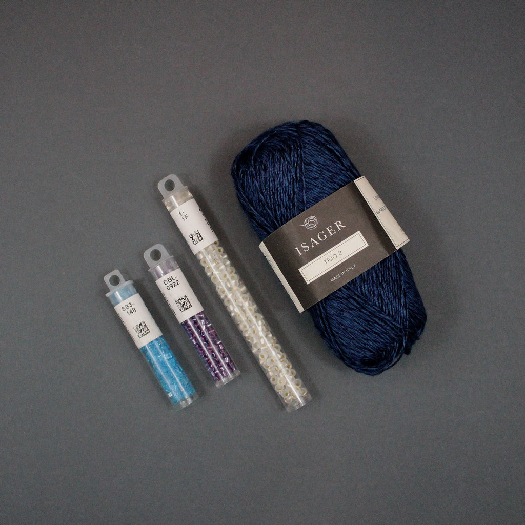 Kit de Hilados "Something on Your Raglan Tee"" de Pope Vergara <br> Trio 2 de Isager color Índigo