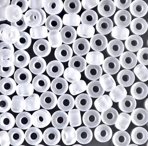 Mostacillas de vidrio japonesas Miyuki calibradas 6/0 de color blanco semi transparente. Acabado mate frost, ideales para tejido con mostacillas, bordado, aplicaciones costura y bisutería artesanal. Cabeza de Alfiler, Chile.