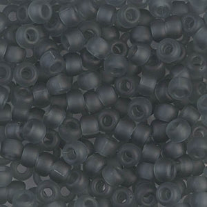 Mostacillas de vidrio japonesas Miyuki calibradas 6/0 en color gris. Acabado transparente mate, ideales para tejido con mostacillas, bordado, aplicaciones costura y bisutería artesanal. Cabeza de Alfiler, Chile.