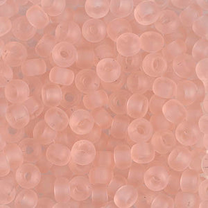 Mostacillas de vidrio japonesas Miyuki calibradas 6/0 en color rosa claro transparente. Acabado mate frost, ideales para tejido con mostacillas, bordado, aplicaciones costura y bisutería artesanal. Cabeza de Alfiler, Chile.