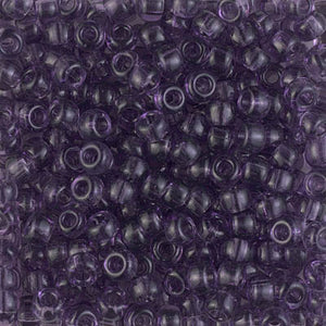 Mostacillas de vidrio japonesas Miyuki calibradas 6/0 de color morado transparente. Acabado brillante, ideales para tejido con mostacillas, bordado, aplicaciones costura y bisutería artesanal. Cabeza de Alfiler, Chile.
