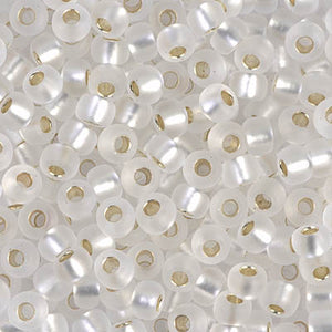 Mostacillas de vidrio japonesas Miyuki calibradas 6/0 en color blanco con centro plateado. Acabado transparente mate con centro metálico, ideales para tejido con mostacillas, bordado, aplicaciones costura y bisutería artesanal. Cabeza de Alfiler, Chile.
