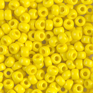 Mostacillas de vidrio japonesas Miyuki calibradas 6/0 de color amarillo opaco. Acabado semi brillante, ideales para tejido con mostacillas, bordado, aplicaciones costura y bisutería artesanal. Cabeza de Alfiler, Chile.