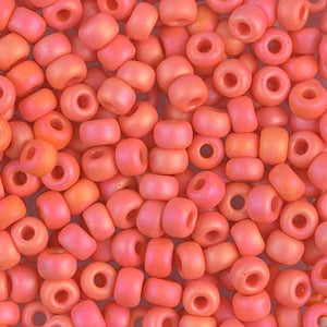 Mostacillas de vidrio japonesas Miyuki calibradas 6/0 en color naranjo y rojo opaco. Acabado mate, ideales para tejido con mostacillas, bordado, aplicaciones costura y bisutería artesanal. Cabeza de Alfiler, Chile.