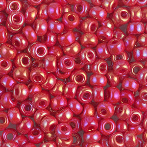 Mostacillas de vidrio japonesas Miyuki calibradas 6/0 de color rojo opaco. Acabado brillante tornasol, ideales para tejido con mostacillas, bordado, aplicaciones costura y bisutería artesanal. Cabeza de Alfiler, Chile.