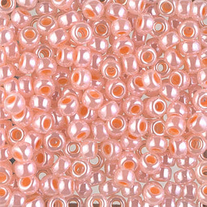 Mostacillas de vidrio japonesas Miyuki calibradas 6/0 en color salmón opaco. Acabado brillante perlado, ideales para tejido con mostacillas, bordado, aplicaciones costura y bisutería artesanal. Cabeza de Alfiler, Chile.