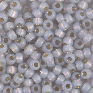 Mostacillas de vidrio japonesas Miyuki calibradas 6/0 en color gris claro con centro plateado. Acabado transparente brillante con centro metálico, ideales para tejido con mostacillas, bordado, aplicaciones costura y bisutería artesanal. Cabeza de Alfiler, Chile.