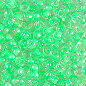 Mostacillas de vidrio japonesas Miyuki calibradas 6/0 transparentes con centro verde flúor vibrante. Acabado brillante. Ideales para tejido con mostacillas, bordado, aplicaciones costura y bisutería artesanal. Cabeza de Alfiler, Chile.