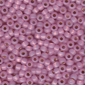Mostacillas de vidrio japonesas Miyuki calibradas 6/0 de color rosado claro opaco con centro dorado. Acabado brillante con centro metálico, ideales para tejido con mostacillas, bordado, aplicaciones costura y bisutería artesanal. Cabeza de Alfiler, Chile.