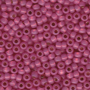 Mostacillas de vidrio japonesas Miyuki calibradas 6/0 de color rosado oscuro opaco con centro dorado. Acabado brillante con centro metálico, ideales para tejido con mostacillas, bordado, aplicaciones costura y bisutería artesanal. Cabeza de Alfiler, Chile.