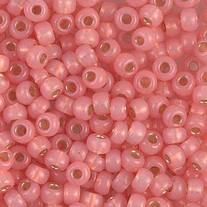 Mostacillas de vidrio japonesas Miyuki calibradas 6/0 de color salmón coral opaco con centro dorado. Acabado brillante con centro metálico, ideales para tejido con mostacillas, bordado, aplicaciones costura y bisutería artesanal. Cabeza de Alfiler, Chile.