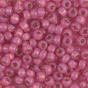 Mostacillas de vidrio japonesas Miyuki calibradas 6/0 de color rosado opaco con centro dorado. Acabado brillante con centro metálico, ideales para tejido con mostacillas, bordado, aplicaciones costura y bisutería artesanal. Cabeza de Alfiler, Chile.