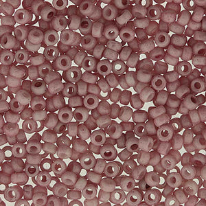 Mostacillas de vidrio japonesas Miyuki calibradas 6/0 en color rosa viejo opaco. Acabado mate y textura, ideales para tejido con mostacillas, bordado, aplicaciones costura y bisutería artesanal. Cabeza de Alfiler, Chile.