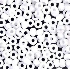 Mostacillas de vidrio japonesas Miyuki calibradas 6/0 de color blanco opaco. Acabado semi brillante, ideales para tejido con mostacillas, bordado, aplicaciones costura y bisutería artesanal. Cabeza de Alfiler, Chile.