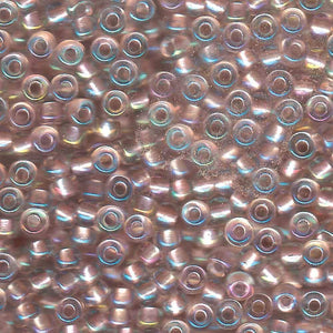 Mostacillas de vidrio japonesas Miyuki calibradas 6/0 de color rosa crema transparente. Acabado brillante tornasol, ideales para tejido con mostacillas, bordado, aplicaciones costura y bisutería artesanal. Cabeza de Alfiler, Chile.