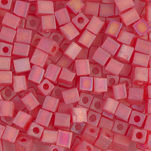 Mostacillas de vidrio japonesas Miyuki calibradas en forma cuadrada de 4 mm de color rojo / naranjo opaco. Acabado mate frost tornasol. Ideales para tejido con mostacillas, bordado, aplicaciones costura y bisutería artesanal. Cabeza de Alfiler, Chile.