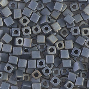 Mostacillas de vidrio japonesas Miyuki calibradas en forma cuadrada de 4 mm de color gris plateado opaco. Acabado mate metálico. Ideales para tejido con mostacillas, bordado, aplicaciones costura y bisutería artesanal. Cabeza de Alfiler, Chile.