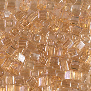 Mostacillas de vidrio japonesas Miyuki calibradas en forma cuadrada de 4 mm de color amarillo topacio transparente. Acabado transparente. Ideales para tejido con mostacillas, bordado, aplicaciones costura y bisutería artesanal. Cabeza de Alfiler, Chile.