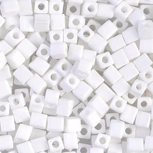 Mostacillas de vidrio japonesas Miyuki calibradas en forma cuadrada de 4 mm de color blanco opaco. Acabado mate. Ideales para tejido con mostacillas, bordado, aplicaciones costura y bisutería artesanal. Cabeza de Alfiler, Chile.