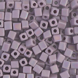Mostacillas de vidrio japonesas Miyuki calibradas en forma cuadrada de 4 mm de color malva / lavanda opaco. Acabado mate frost. Ideales para tejido con mostacillas, bordado, aplicaciones costura y bisutería artesanal. Cabeza de Alfiler, Chile.