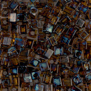 Mostacillas de vidrio japonesas Miyuki calibradas en forma cuadrada de 4 mm de color topacio café oscuro transparente con efecto piedra en turquesa. Acabado brillante. Ideales para tejido con mostacillas, bordado, aplicaciones costura y bisutería artesanal. Cabeza de Alfiler, Chile.