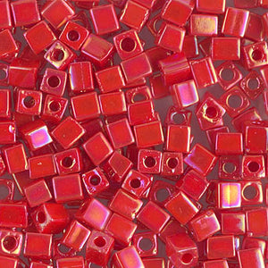 Mostacillas de vidrio japonesas Miyuki calibradas en forma cuadrada de 4 mm de color rojo bermellón opaco. Acabado brillante tornasol. Ideales para tejido con mostacillas, bordado, aplicaciones costura y bisutería artesanal. Cabeza de Alfiler, Chile.