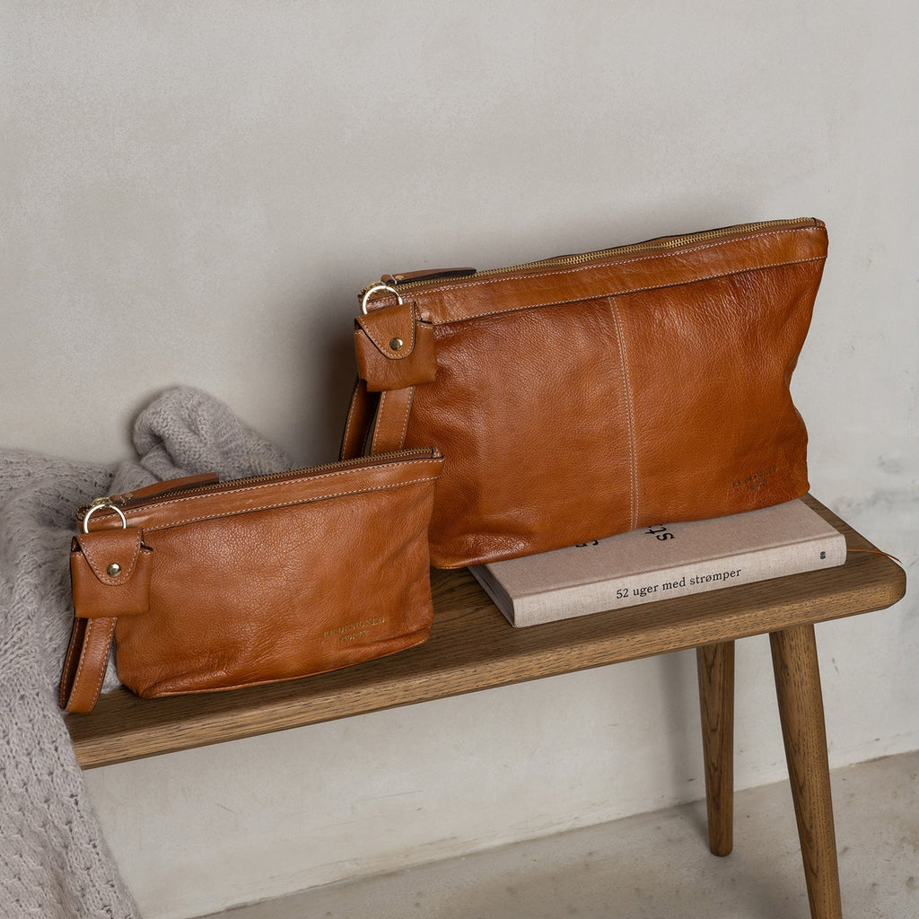 Cartera de Cuero tipo Clutch para Proyectos (Grande) Project 13 de Re:Designed en color Burned Tan/Gold
