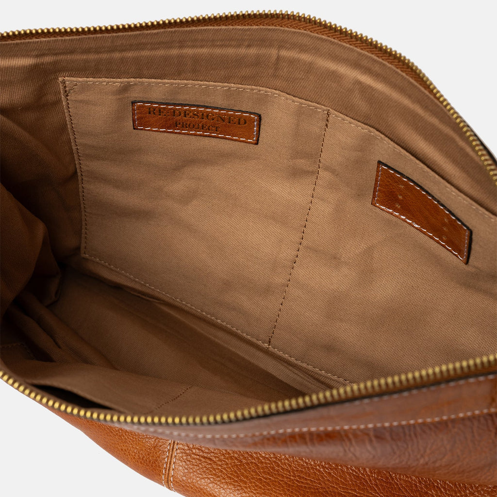 Cartera de Cuero tipo Clutch para Proyectos (Grande) Project 13 de Re:Designed en color Burned Tan/Gold