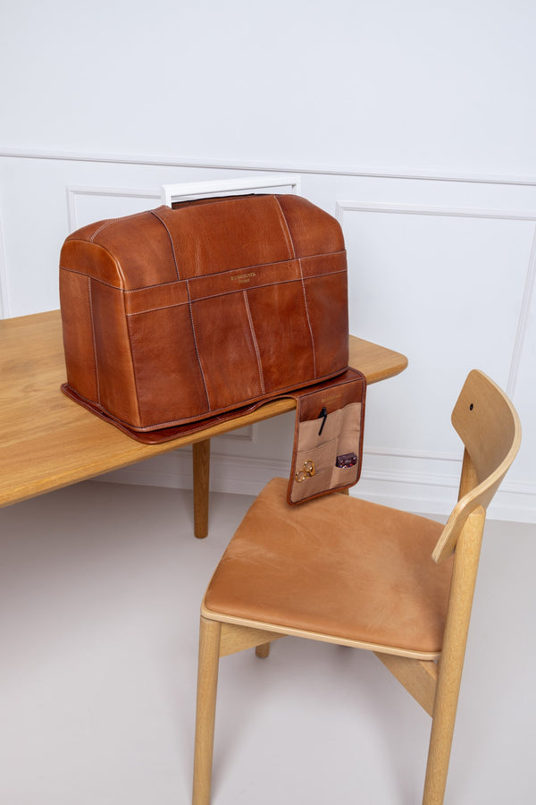 Project 84 <br> Funda de Cuero Para Maquina de Coser (Walnut)