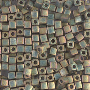 Colección de mostacillas de cristal japonesas Miyuki Cube de 3mm en distintos colores, ideales para crear bisutería geométrica.