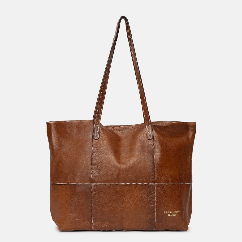 Bolso de proyectos Project 19 de cuero genuino de la marca danesa Re:Designed. Diseño elegante y compacto con bolsillos organizadores, ideal para transportar lanas y palillos de tejido.