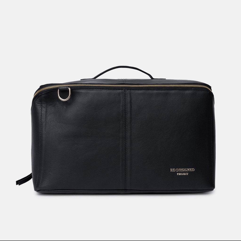 Bolso de proyectos Project 90 de cuero genuino de la marca danesa Re:Designed. Diseño cilíndrico con base plana que se mantiene de pie, ideal para guardar lanas y accesorios de tejido